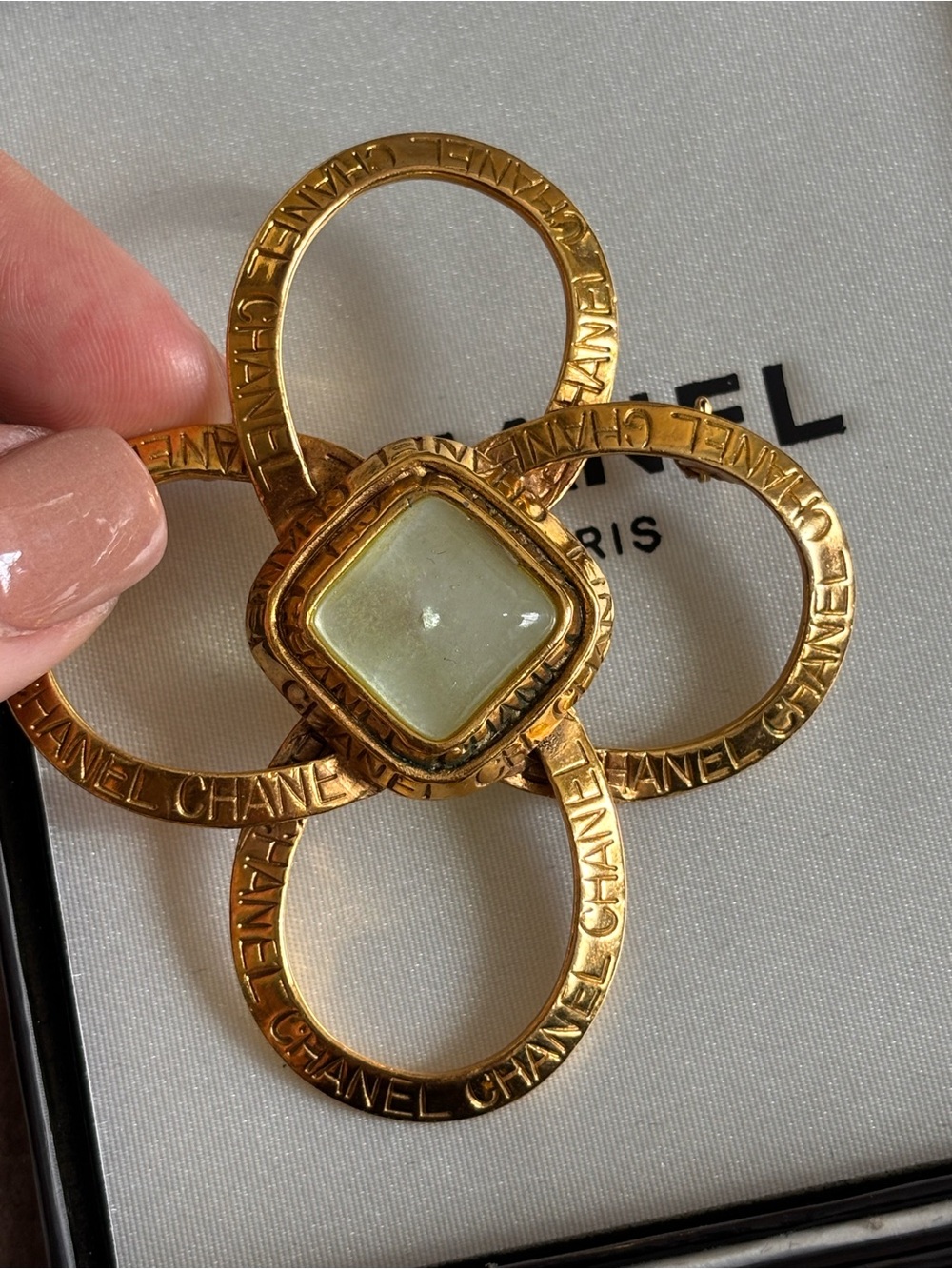 Authentic CHANEL 1996 Gripoix stone gold plated brooch - Picture 8 of 11
